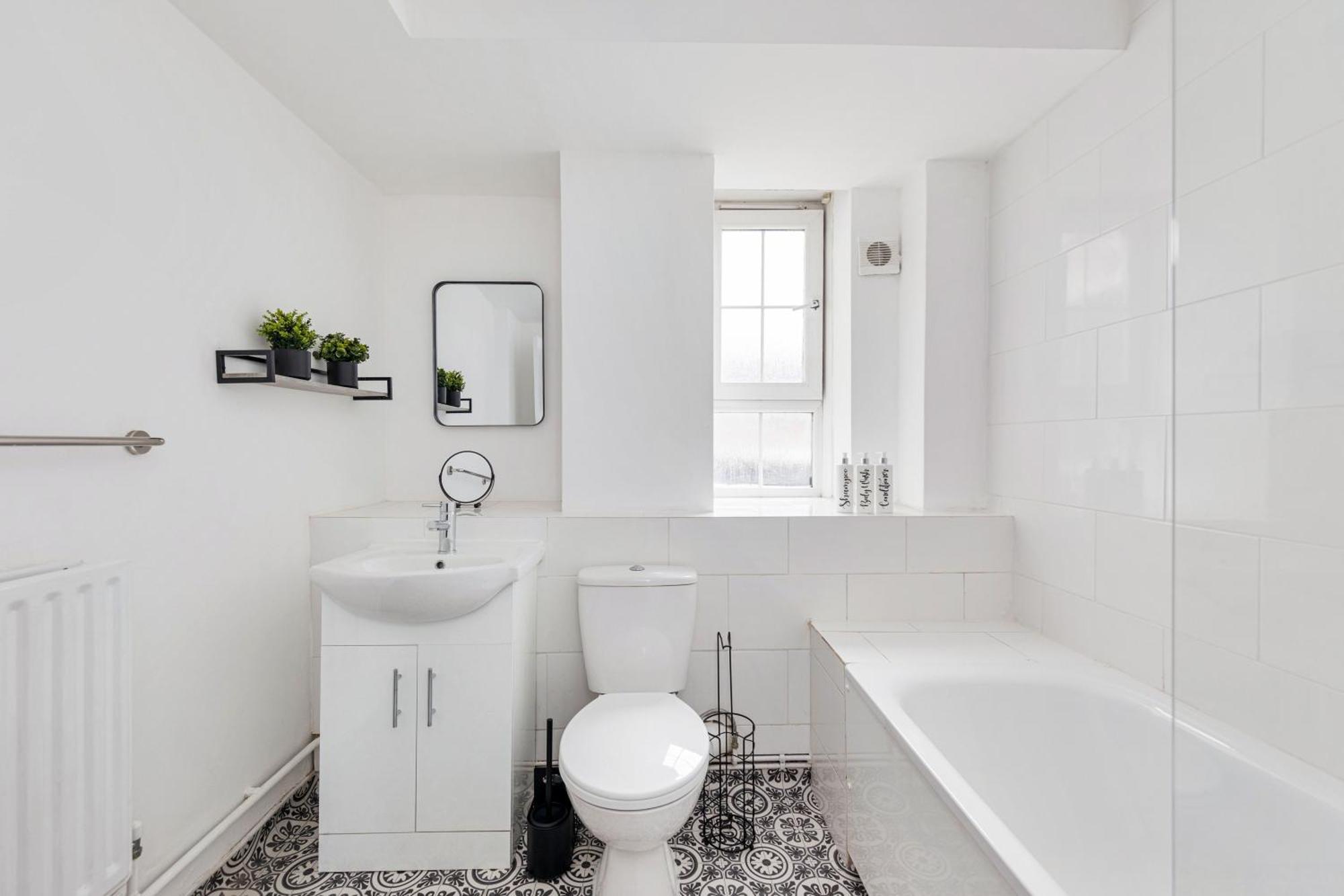 Sleek Shoreditch Hideout - 2 Bed Gem With Balcony In Central 런던 외부 사진