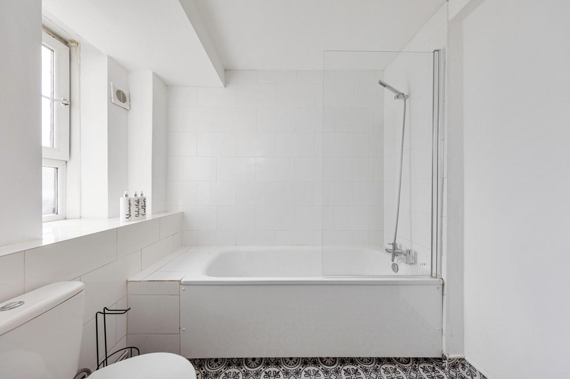Sleek Shoreditch Hideout - 2 Bed Gem With Balcony In Central 런던 외부 사진