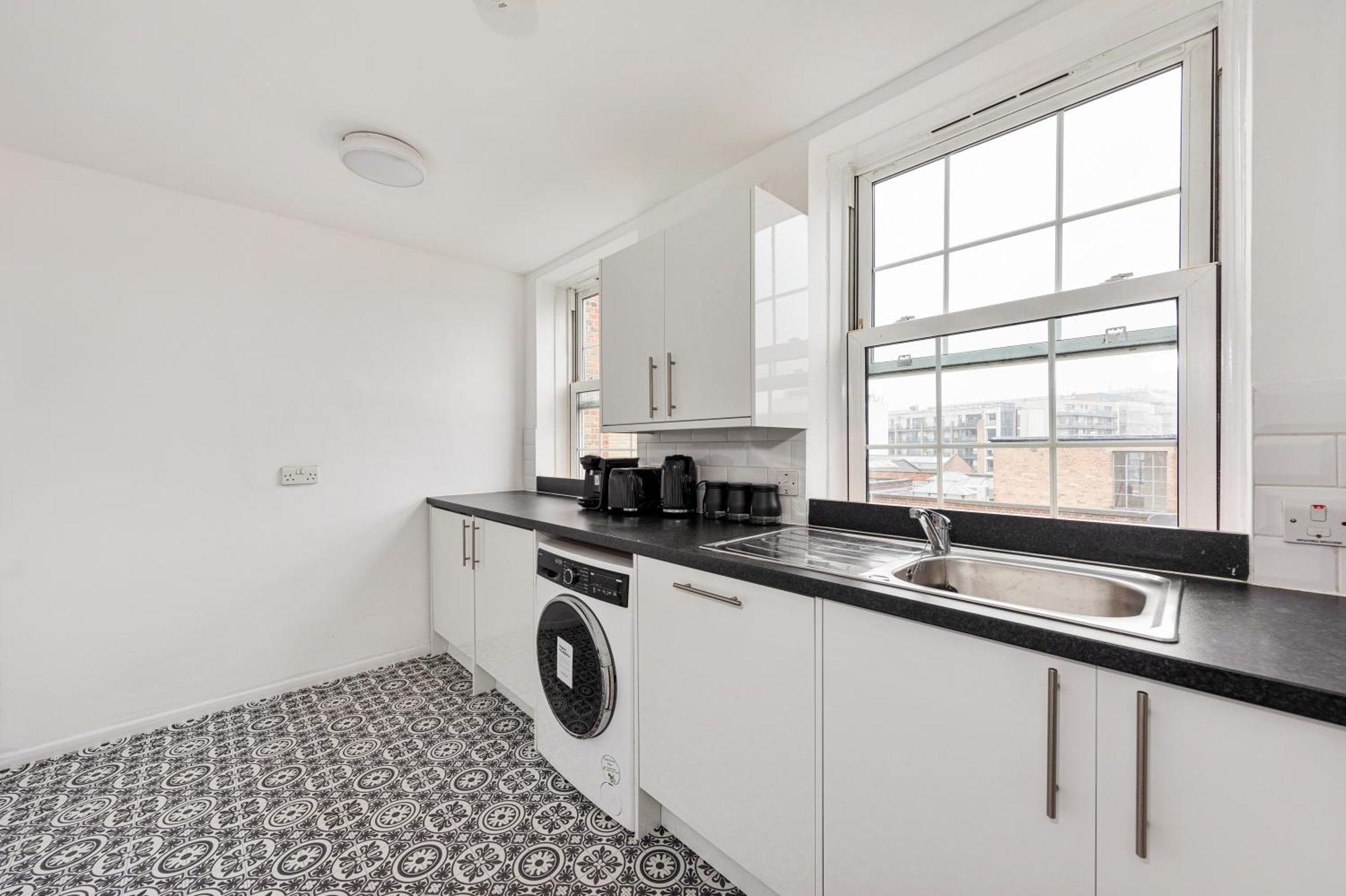 Sleek Shoreditch Hideout - 2 Bed Gem With Balcony In Central 런던 외부 사진